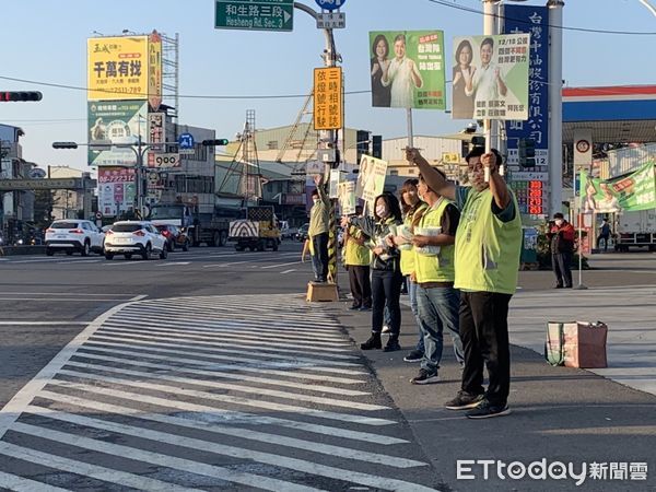 ▲屏東縣長潘孟安9日在新園鄉雙園大橋聯外路口手持宣傳標語街頭宣講。             。（圖／民進黨屏東縣黨部提供，下同）