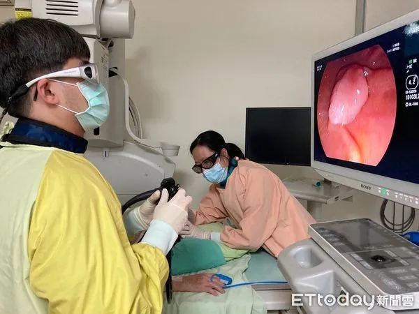 ▲南投醫院醫師黃耀光協助患者以內視鏡切除壺腹腫瘤。（圖／部立南投醫院提供）