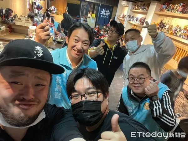 ▲▼拉麵店老闆利用公休日，親自下㕑料理拉麵宴請弱勢童也為自己生日慶生。（圖／花蓮市公所提供，下同）