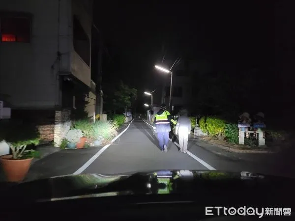 ▲員警以巡邏車車燈照路帶領何姓老婦在村莊沿途認路的方式，最後在300公尺外順利找到老婦人的家。（圖／記者蔡佩旻翻攝）