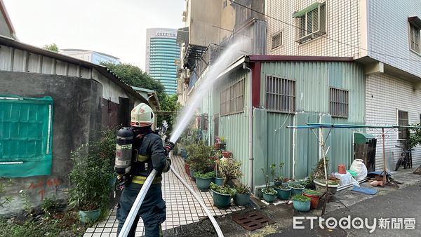 ▲高雄民宅竄火，爺孫灼傷送醫。（圖／記者吳世龍攝）