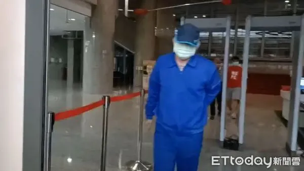 ▲▼陳修將媽媽帶20萬元辦理交保。（圖／記者唐詠絮攝）