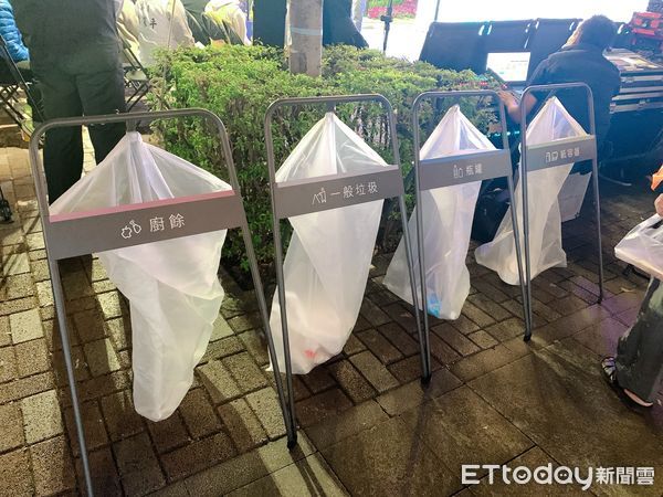 ▲▼配合行政院環保署推動「環保夜市」，嘉義文化路夜市以環保、永續為核心，透過設計優化。（圖／記者林育綾攝）