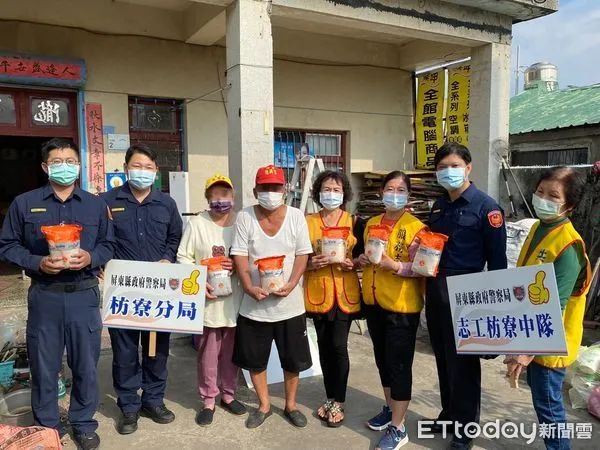 ▲枋寮警分局分局長簡彥匡偕同所屬、志工送保暖依給轄內弱勢居民             。（圖／記者陳崑福翻攝）