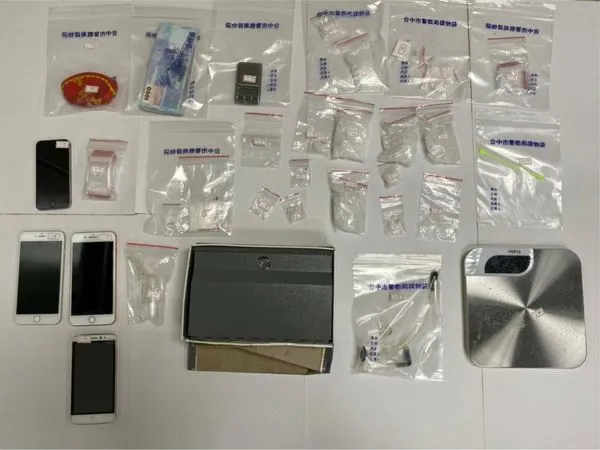 ▲▼毒犯家有旅遊書太不搭調，眼尖警發現竟是仿電影情節，在書內藏毒。（圖／民眾提供）