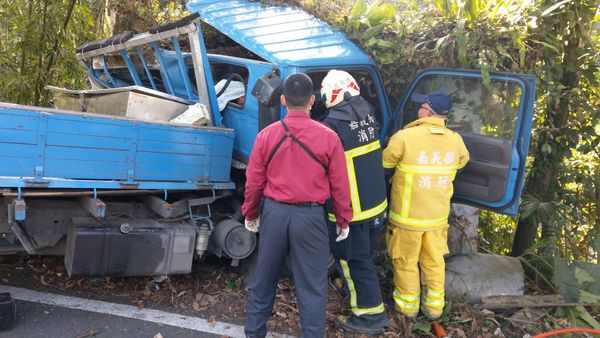 ▲▼ 嘉義縣竹崎鄉廣福宮旁貨車自撞。（圖／記者翁伊森翻攝）