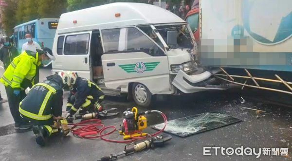 ▲基隆復康巴士衝對向猛撞貨車 車頭變形駕駛受困車內救出。（圖／記者郭世賢翻攝）