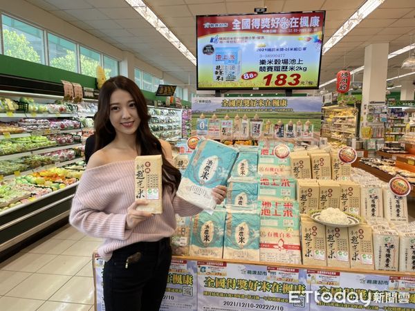 ▲台中一家連鎖超市提供全國8大精饌冠軍好米，這些好米都經過認證。（圖／記者鄧木卿攝）
