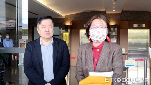 ▲左起遠東航空董事長張綱維在律師蔡慧玲陪同下前往民航局遞交國賠請求書。（圖／遠航提供）