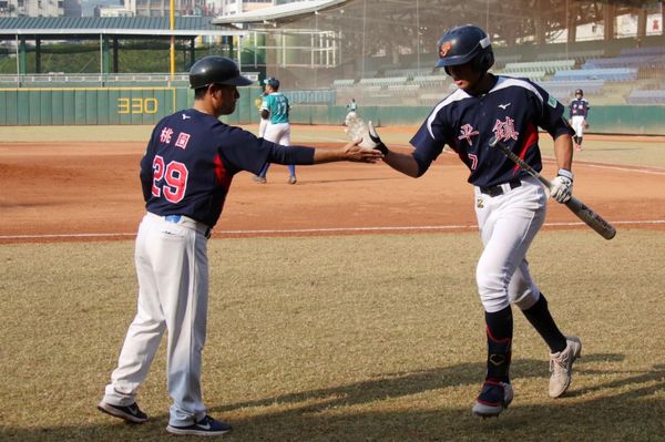 ▲平鎮由開路先鋒許庭綸首局首打席全壘打點燃戰火。（圖／學生棒聯提供）