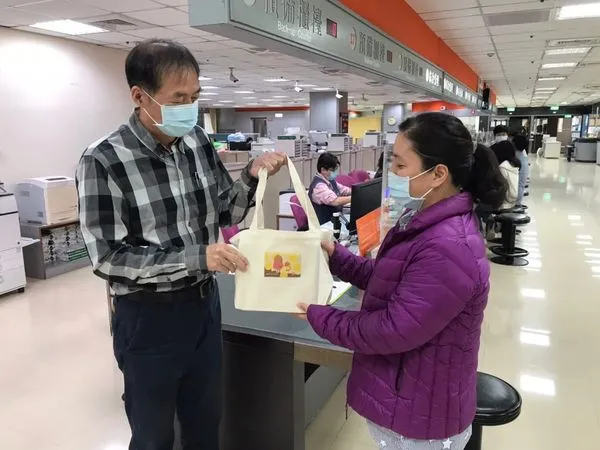 ▲設籍新竹市之新生兒，在辦理出生登記時，都能領到「新竹市新生兒寬口奶瓶禮盒」。（圖／新竹市政府提供）