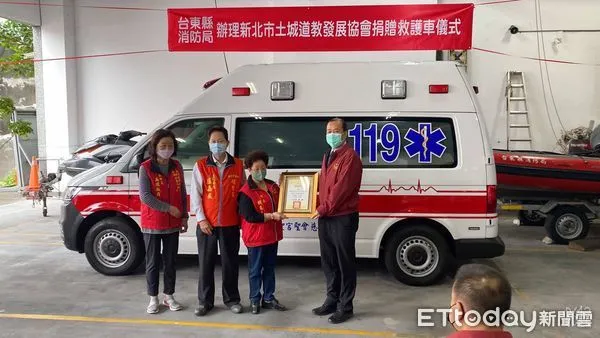 ▲新北市土城道教發展協會捐贈成功消防分隊高頂救護車。（圖／記者楊漢聲翻攝）