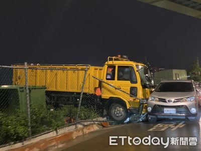 快訊／北投垃圾車暴衝撞破圍欄　休旅車慘遭狠狠擊落