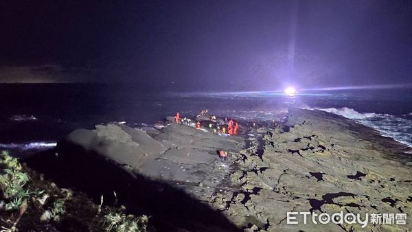 ▲瑞芳濱海公路1釣客落海 警消全面搜救中。（圖／記者郭世賢翻攝）