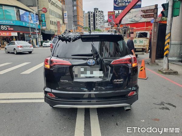 ▲▼天降鋼條砸車頂、刺穿保險桿。（圖／記者游芳男翻攝，下同）