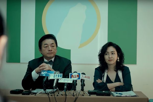 ▲《國際橋牌社2》終於找到買家公視播出。路斯明飾演陳家長子操縱政治局勢發展。楊烈所代表的國家黨。蔡燦得所屬的民主黨。導演林龍吟(左)、總導演林世章(右)。（圖／公視提供）