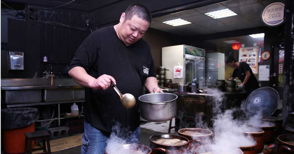 中醫師認為羊肉爐若是能搭配大量蔬菜，就能降低其燥性，由於羊肉具有溫補效果，其實很適合打疫苗後補充營養。（圖／報系資料照）