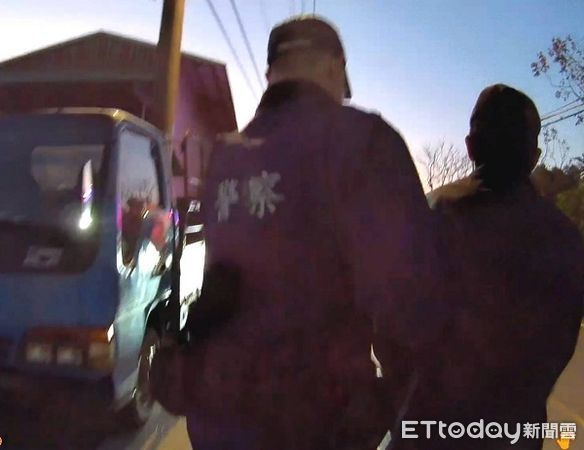 ▲▼在小貨車上起出作案工具和贓物依法移送偵辦。（圖／大園警分局提供）