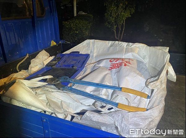 ▲▼在小貨車上起出作案工具和贓物依法移送偵辦。（圖／大園警分局提供）