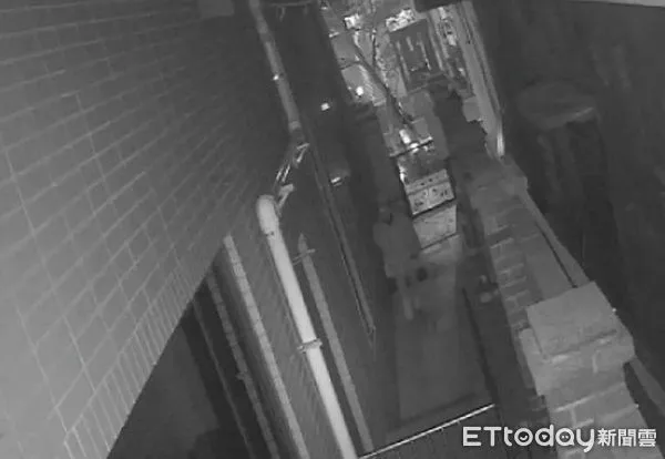 ▲裴姓越南移工趁著深潛入小巷內。（圖／桃園警分局提供）