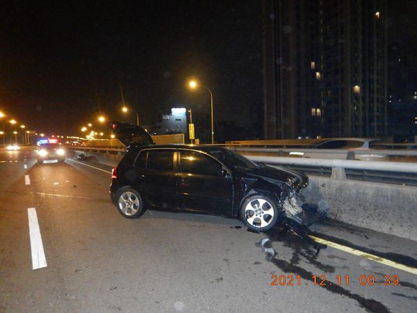 ▲▼台中男子午夜開車自撞護欄，車頭全毀人一度受困，原因待查。（圖／民眾提供）