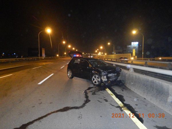 ▲▼台中男子午夜開車自撞護欄，車頭全毀人一度受困，原因待查。（圖／民眾提供）