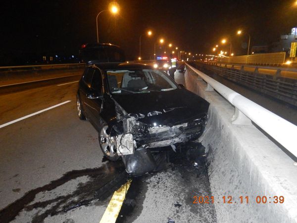 ▲▼台中男子午夜開車自撞護欄，車頭全毀人一度受困，原因待查。（圖／民眾提供）