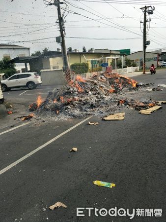 ▲萬丹資源回收站載運廢紙不明原因起火             。（圖／記者陳崑福翻攝，下同）