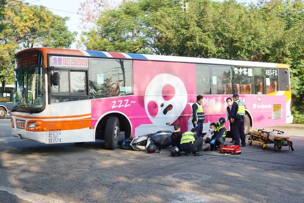 ▲▼一輛台中公車違規迴轉，造成機車攔腰撞上，2人受傷。（圖／民眾提供）