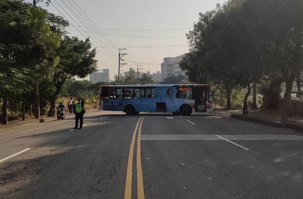 ▲▼一輛台中公車違規迴轉，造成機車攔腰撞上，2人受傷。（圖／民眾提供）