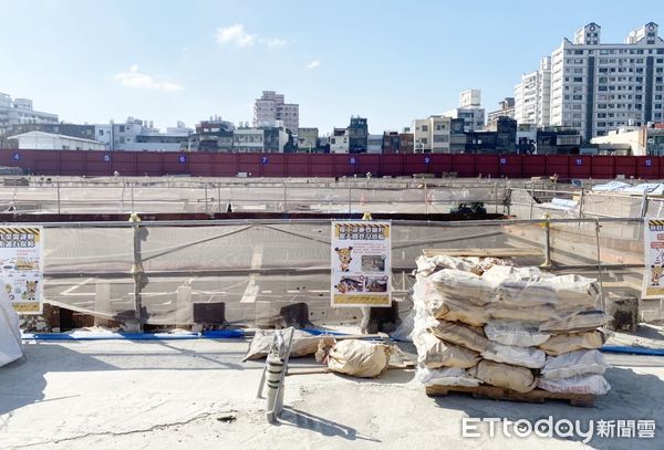 ▲桃園市桃園區某工地10日上午執行鋼樑懸吊作業，疑似鋼索斷裂造成下方2名工人閃避不及被砸中，釀成1死1重傷慘劇，工地目前已暫停施工靜候勞檢單位調查。（圖／記者沈繼昌翻攝）