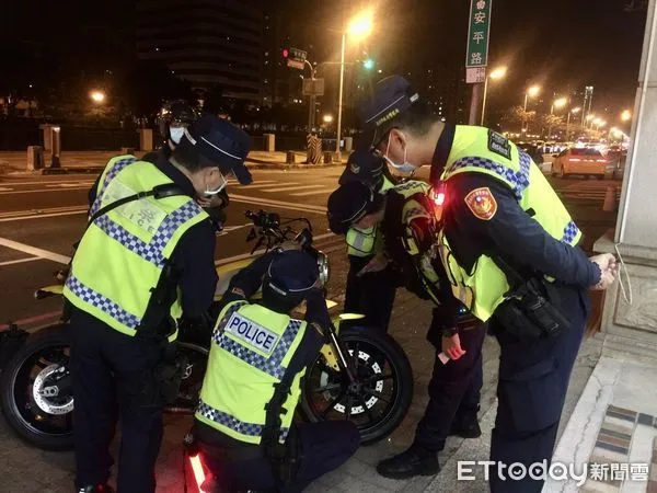 ▲台南市四分局會同環保局及監理站夜間聯合稽查，採「馬上測、馬上罰」之執法措施，以收立竿見影之效。（圖／記者林悅翻攝，下同）