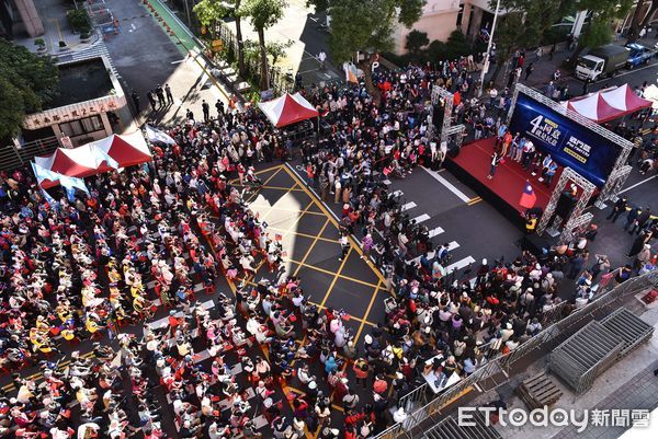 ▲▼戰鬥藍公投說明會台北場,民眾擠滿濟南路。（圖／記者李毓康攝）