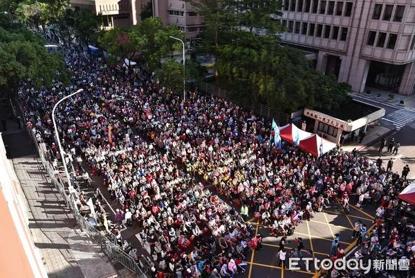 ▲▼戰鬥藍公投說明會台北場,民眾擠滿濟南路。（圖／記者李毓康攝）