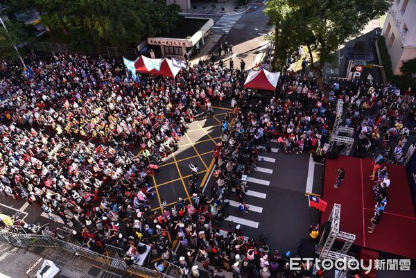 ▲▼戰鬥藍公投說明會台北場,民眾擠滿濟南路。（圖／記者李毓康攝）