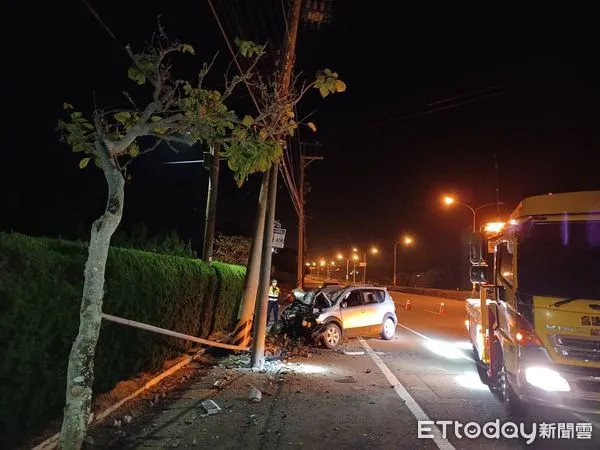 ▲變電箱都差點撞掉！小客車自撞電線桿　駕駛傷重不治。（圖／記者黃孟珍翻攝）