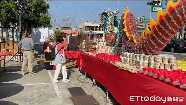 ▲▼東石永寧宮百年做醮，當地海鮮餐廳業者打造烏魚子巨龍 。（圖／記者翁伊森翻攝）