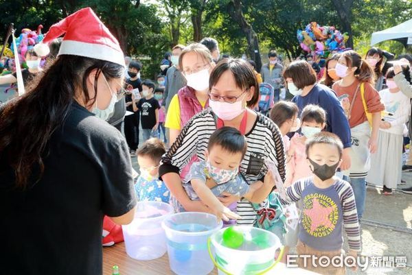 ▲台南2022耶誕跨年系列第3場親子活動「蕭壠蘋果樂園」，在蕭壠文化園區熱鬧登場，市長黃偉哲到場發糖果及問答贈送聖誕小禮物，與大小朋友共度周末時光。（圖／記者林悅翻攝，下同）