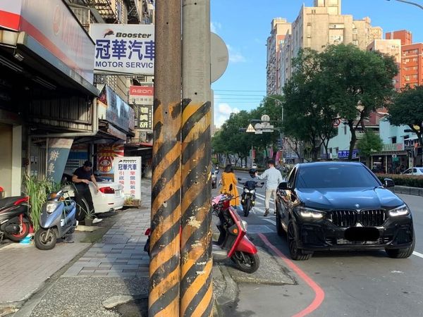 ▲▼辣椒水攻擊。（圖／翻攝臉書社團「重機車友 ❘ 各區路況、天氣回報中心」）