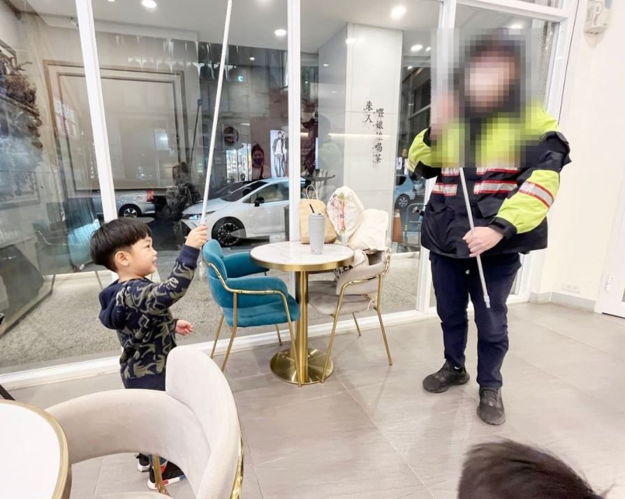 ▲蔡桃貴出門遇到警察。（圖／翻攝自Instagram／tsaigray2018）