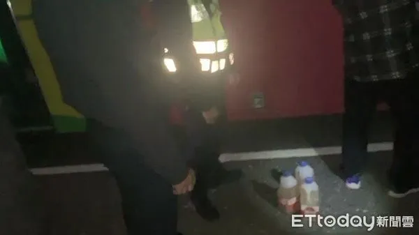 ▲▼員警出發時帶著自存的3瓶一公升油料，結果無法讓遊覽車發動。（圖／鳯林分局提供，下同）