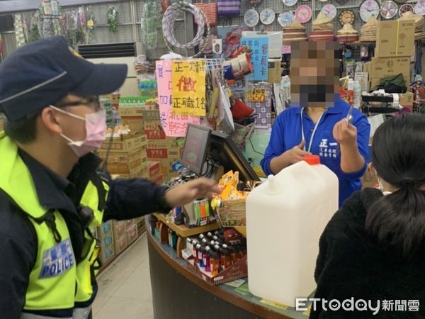 ▲▼員警出發時帶著自存的3瓶一公升油料，結果無法讓遊覽車發動。（圖／鳯林分局提供，下同）