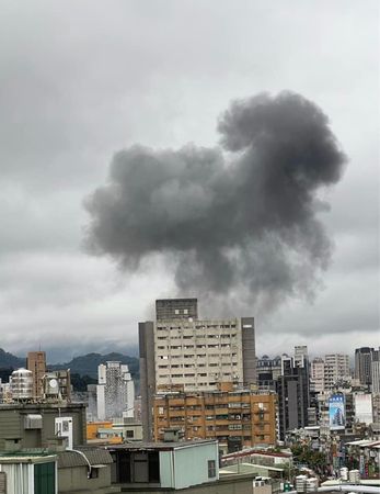 景美萬隆一帶突然啪一聲斷電後，附近發出類似爆炸聲響，根據附近住戶說是萬隆變電所，現在周邊都是救護車聲，許多紅綠燈也沒了，有濃煙味（圖／周邊住戶提供）