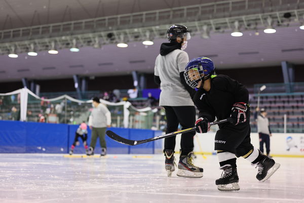▲中華民國冰球協會今年特別舉辦迷你冰球體驗營讓小朋友體驗冰球運動。（圖／冰球協會提供）