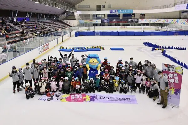 ▲中華民國冰球協會今年特別舉辦迷你冰球體驗營讓小朋友體驗冰球運動。（圖／冰球協會提供）