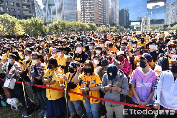 ▲中信兄弟封王遊行感謝祭,象迷塞爆台中市府前廣場。（圖／記者李毓康攝）