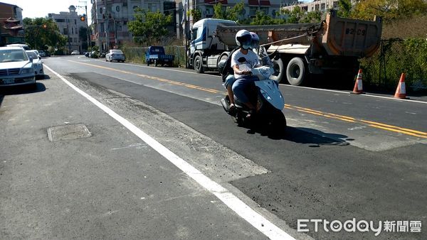 ▲中興新村南新路部分路段一個月內反覆開挖、回填，造成柏油路面品質不佳、衍生交通安全疑慮。（圖／記者高堂堯攝）