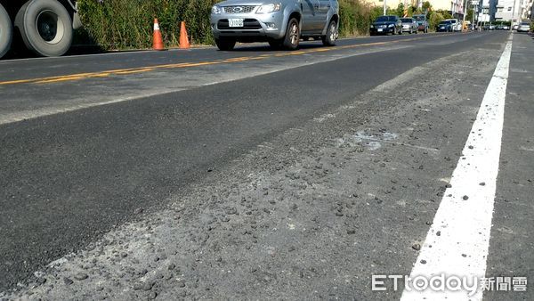 ▲中興新村南新路部分路段因台電工程開挖、回填，造成柏油路面品質不佳、衍生交通安全疑慮。（圖／記者高堂堯攝）