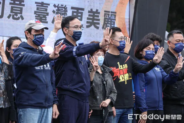 ▲前總統馬英九、國民黨主席朱立倫、前主席洪秀柱、江啟臣等人出席「我同意！YES大遊行」。（圖／記者林敬旻攝）