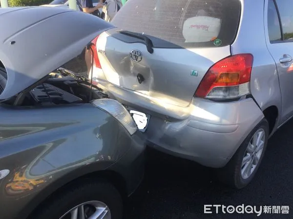 ▲▼國道6車連環撞 。（圖／民眾提供）